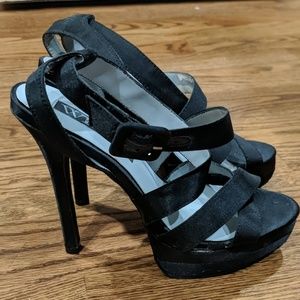 Vera Wang White Black Platform Strappy Heels